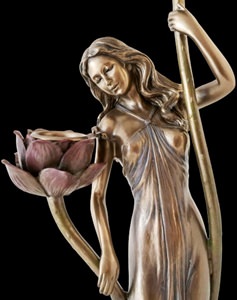 lysestage med nymfe og lotusblomster i bronze-look